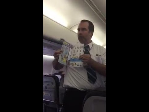 شاهد ماذا فعل مضيف طيران للفت انتباه المسافرين