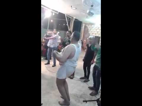 بالفيديو وصلة رقص بـالملابس الداخلية لرجل عار