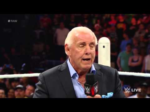 شاهد جون سينا يلقي الإعلامي الساخر ستيوارت على الحلبة