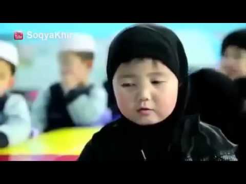 طفلة صينيّة تقرأ القرآن الكريم