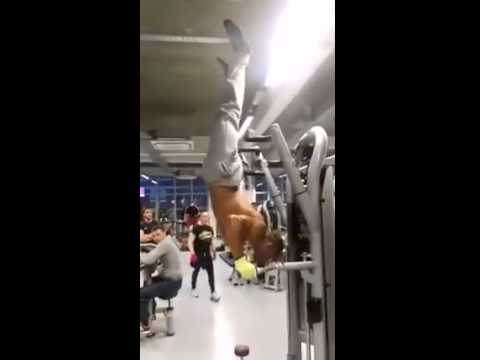 رياضي يؤدي تمرين جيم مستحيل