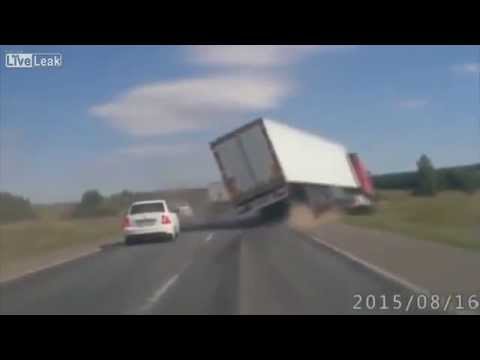 شاهد لحظة انقلاب شاحنة ضخمة على جانب الطريق العام