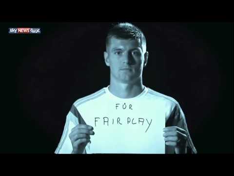 بالفيديو لاعبو ألمانيا يتضامنون مع اللاجئين