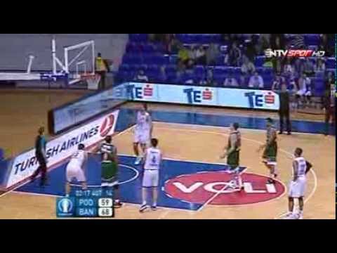 مشجع يقتحم مباراة سلة للاعتداء على لاعب