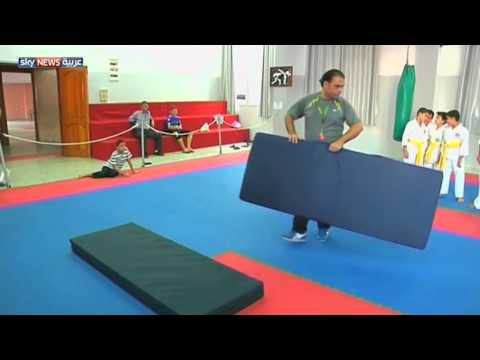 شاهد تعليم الأطفال المكفوفين فنون الكاراتيه في غزة