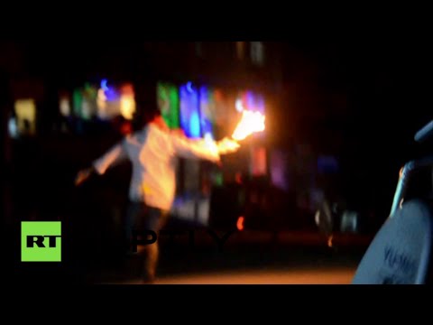 شاهد متظاهرون يرشقون عربات شرطة بالقنابل الحارقة