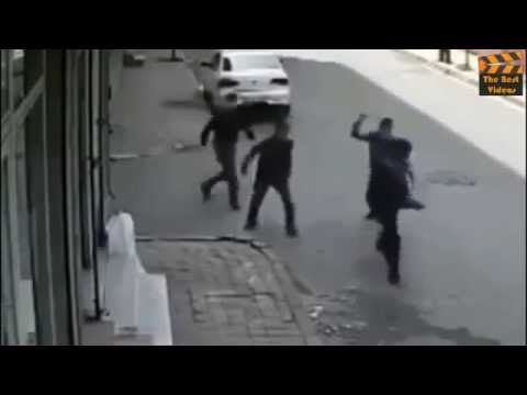 شاهد في غياب الأمن مشرملون يعتدون على مواطن بطريقة وحشية