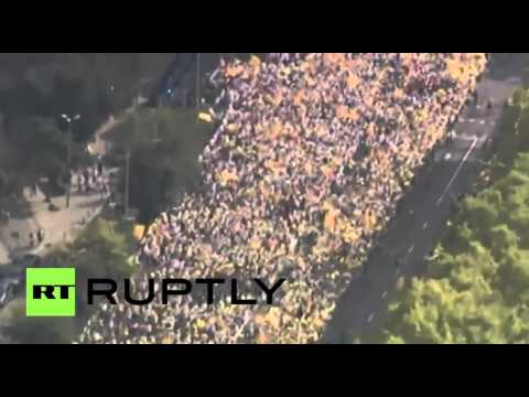 شاهد آلاف المحتجين يتظاهرون للمطالبة بانفصال الإقليم الكاتالوني