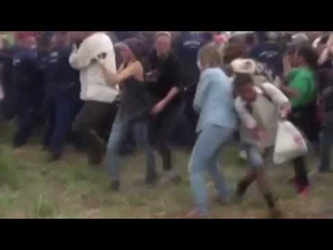 شاهد الاعتداء على مدرب سوري هارب من داعش