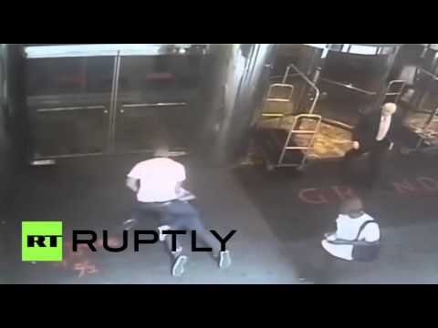 شاهد اعتقال لاعب تنس شهير عن طريق الخطأ