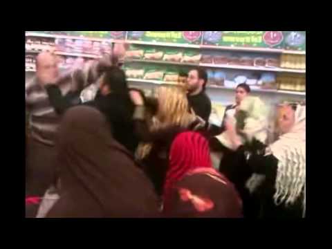 بالفيديو مشاجرة بين رجل ومجموعة نساء