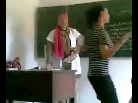 مدرسة لغة فرنسية ترقص في الفصل