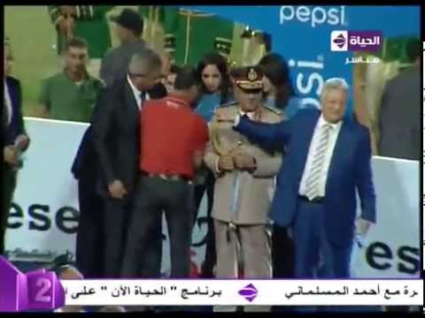 عبد الصادق يرفض مصافحة منصور ولاعبب الأهلي يرفضون الميداليات