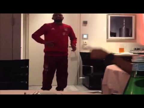 أرتورو فيدال يستعرض موهبته فى الغناء وألونسو يسخر منه