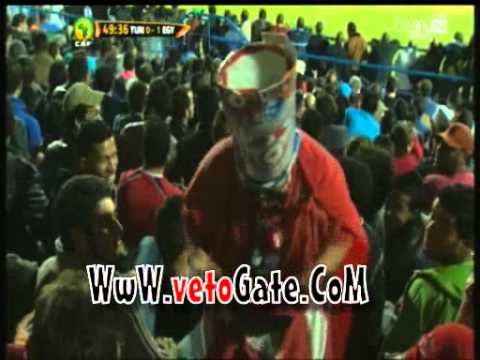 مشجّع تونسيّ يؤدي رقصة كوميديّة