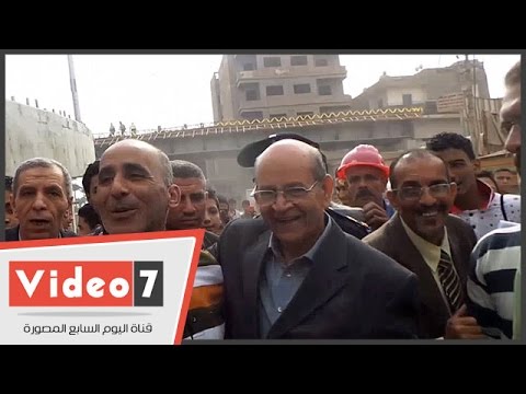 مواطن يُقبّل محافظ الجيزة للسماح له ببناء كشك