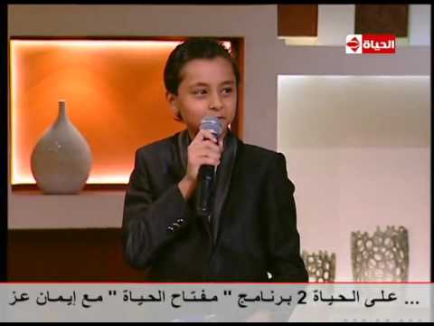 شاهد ابن الفنانة مونيا يعزف في الفرقة الاستعراضية