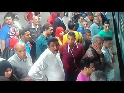 بالفيديو لص يسرق هواتف ركاب المترو