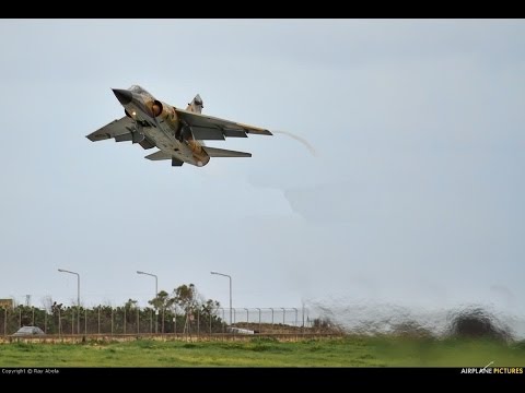 شاهد سلاح الجو الليبي يشن غارات على مقار داعش