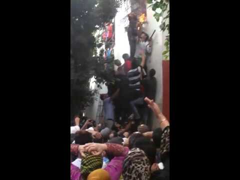 شاهد شاب مغربي يتحدى النيران لإنقاذ طفلين