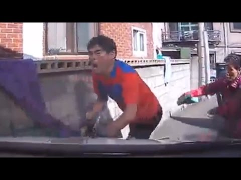 بالفيديو سيارة تهشم ركبة عامل داخل محطة بنزين