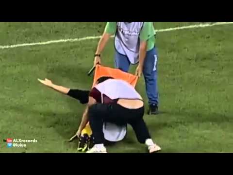 رجل إسعاف يكسر عظام لاعب مصاب