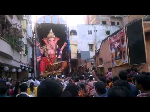 بالفيديو لحظة سقوط تمثال إله هندي على حشد ضخم