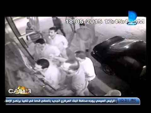 بالفيديو ضابط يضرب امرأة داخل محل