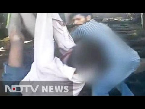 شاهد مدير يعاقب عامل بربطه في السقف