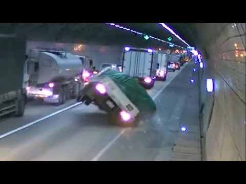 لحظات انحراف شاحنة محملة بالكيماويات