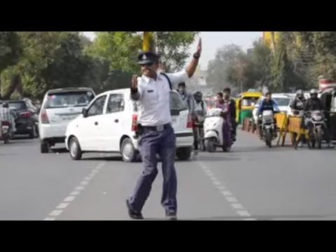 شرطي مرور هندي يرقص لتوجيه السيارات