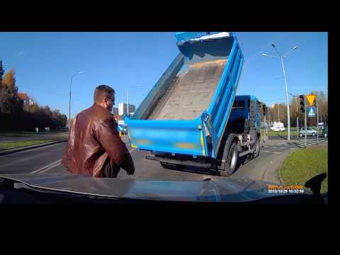 سائق ينسى قلاب شاحنته مرفوعًا