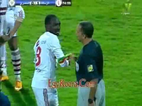 الحكم يشهر البطاقة الحمراء في وجه محمد كوفي