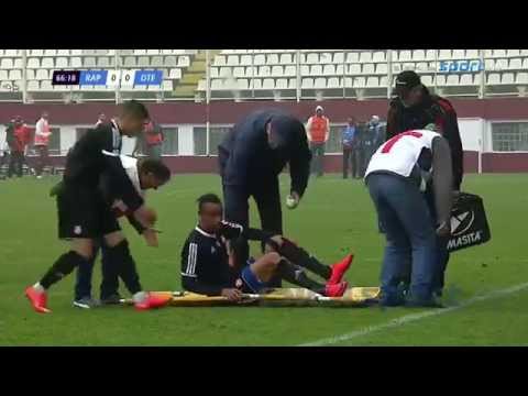 نقالة الإسعاف تزيد من معاناة لاعب مصاب عقب تعرضه إلى سقوط مؤلم