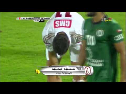 لحظة طرد تيجالي لاعب الوحدة في المباراة أمام الشباب