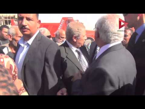 سيدة تُقبّل يد محافظ القاهرة من أجل كشك