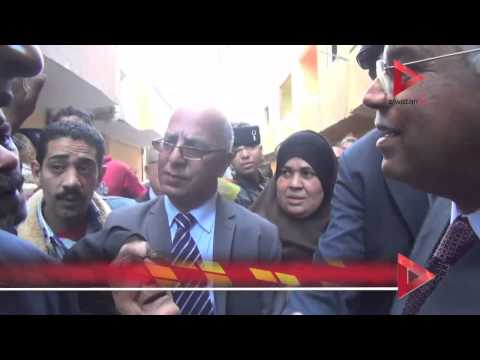 محافظ القاهرة يقبّل يد سيدة مسنّة في حلوان