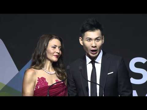 شاهد تتويج المخرج الفلسطيني هاني أبو أسعد بإحدى الجوائ