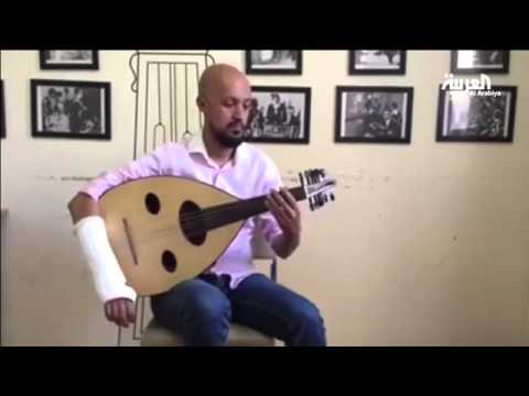 عازف عراقي يعزف بيده اليسرى