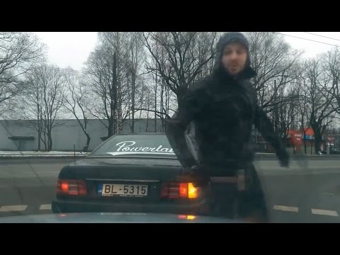 سائق مجنون يهشم زجاج سيارة