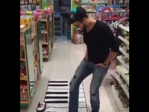 سعد المجرد يعزف لحن انت باغية واحد برجليه