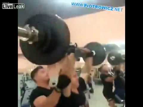 لاعب يسقط حمل أثقال على عنق مدربه