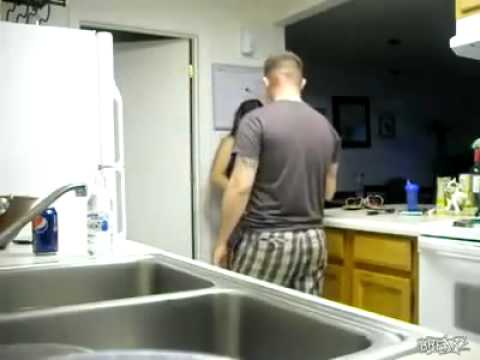 شاب يداعب حبيبته بمقلب محرج للغاية