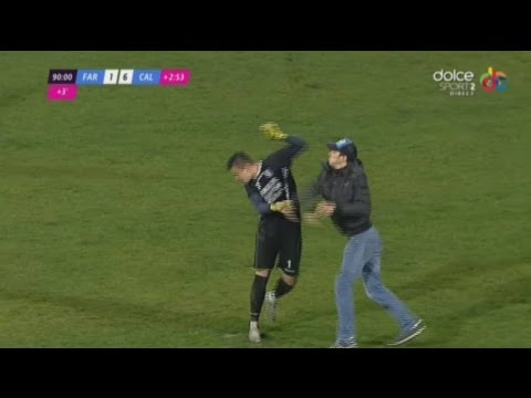 مشجع يقتحم الملاعب ليعتدي على حارس المرمى
