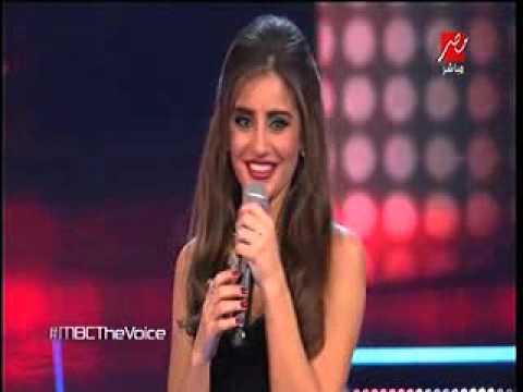 عاصي الحلاني يُقبل مقدمة برنامج «ذا فويس»