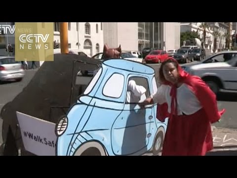 شاهد رجل وسيدة يؤديان فيلم ذات الرداء الأحمر في الشارع