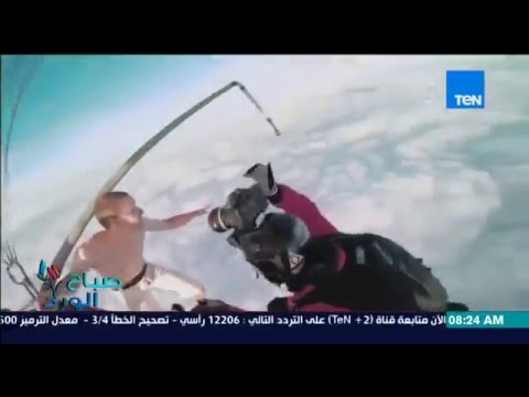 رجل يقفز من بالون يحلق على ارتفاع شاهق