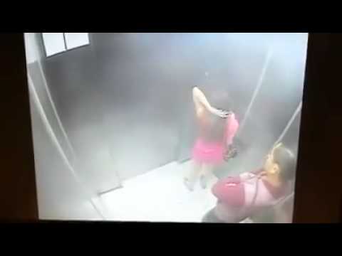 شاب يتصرف بغرابة مع فتاة داخل المصعد