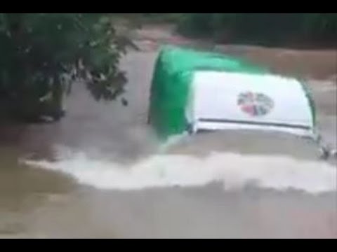 سائق شجاع يقود شاحنته بمهارة في مياه السيول