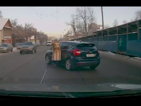 سيدة تركض وراء سيارتها لإيقافها